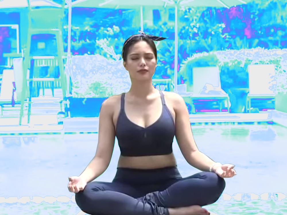 帕特里夏·圖穆拉克 (Patricia Tumulak) 嘗試水生瑜伽